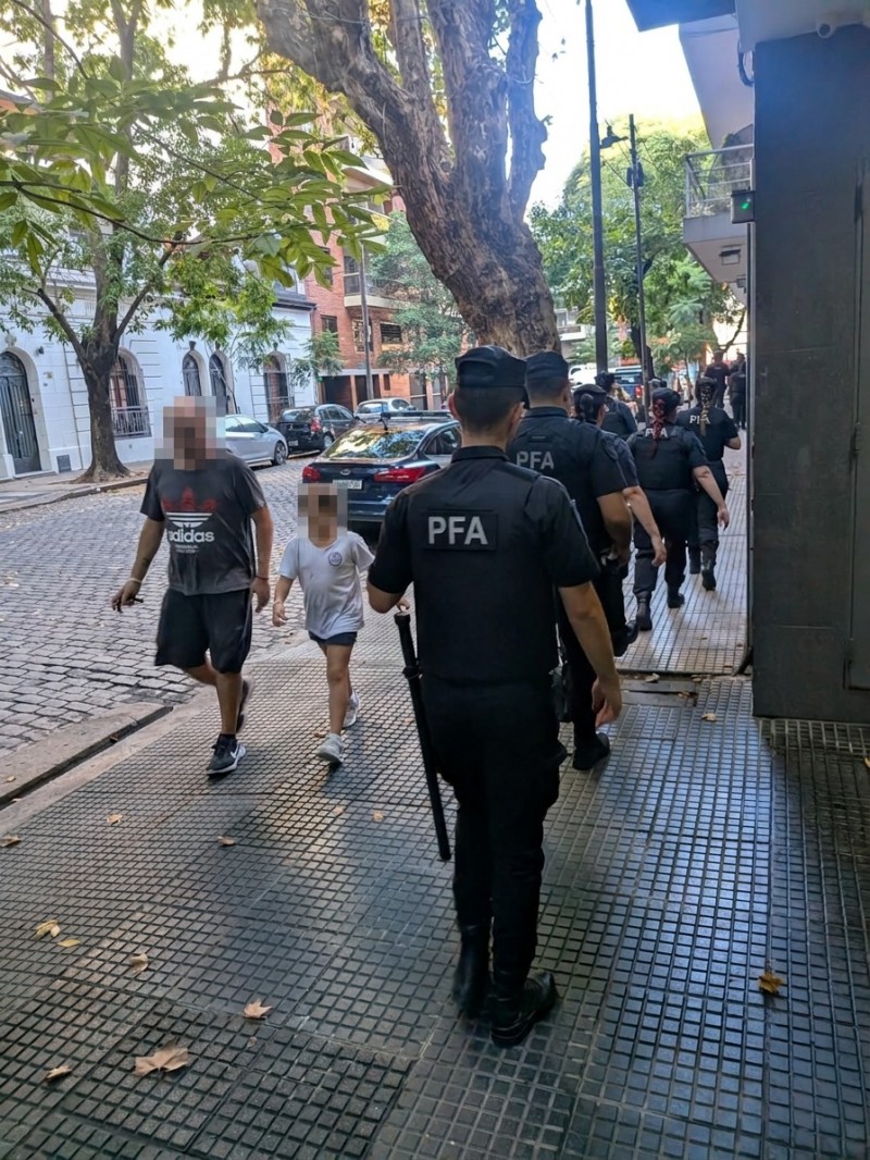 Despliegue masivo de fuerzas de seguridad en Caballito durante protesta de docentes universitarios