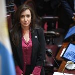 “El vuelo a Punta del Este lo pagó Manuel Adorni”: la confirmación del compañero de viaje en vivo a C5N