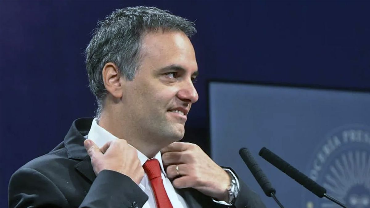 “El vuelo a Punta del Este lo pagó Manuel Adorni”: la confirmación del compañero de viaje en vivo a C5N