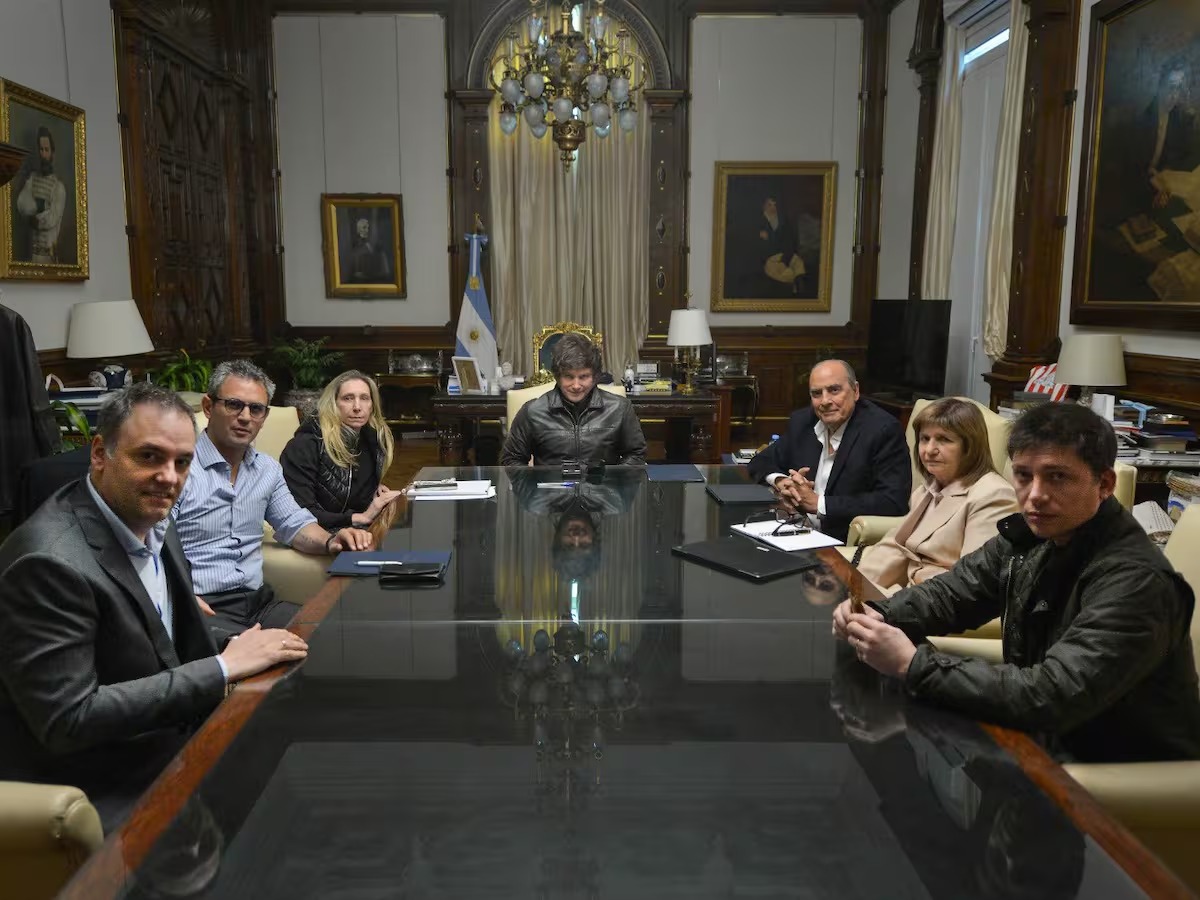 La mesa política vuelve a reunirse en medio de tensiones