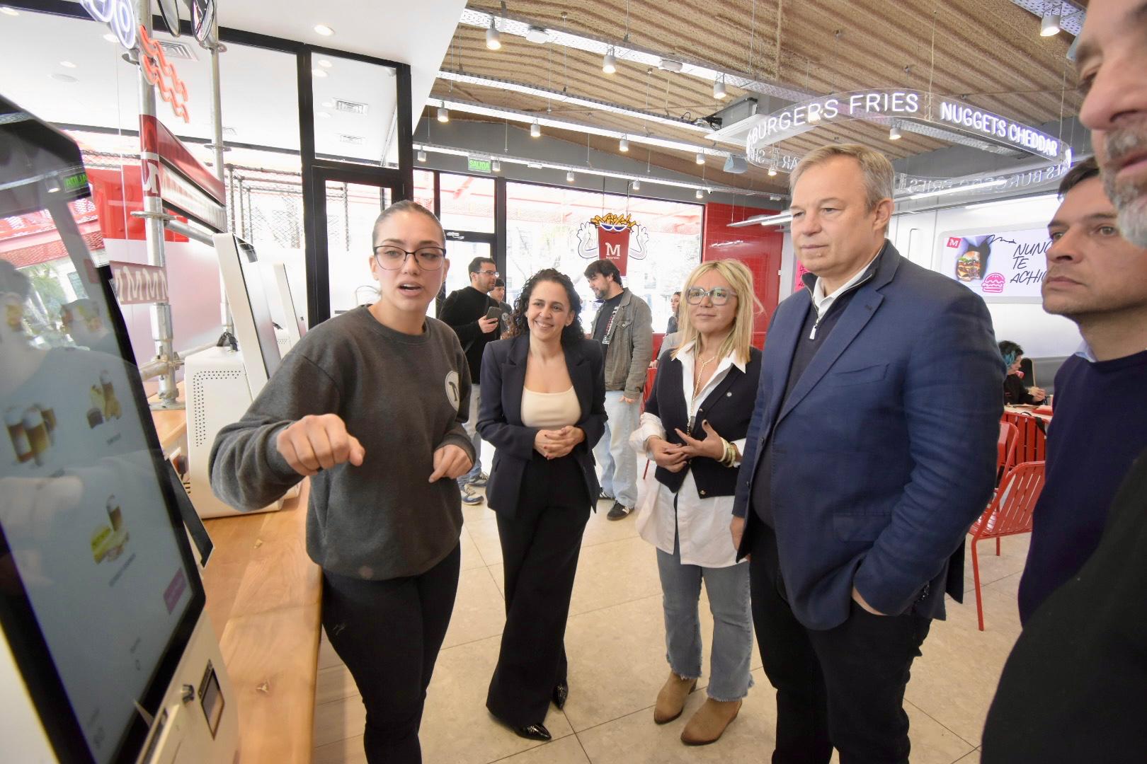CASCALLARES, FABIANI Y PAULA EICHEL PARTICIPARON DE LA INAUGURACIÓN DEL NUEVO LOCAL DE “MOSTAZA”